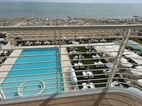 Utsikt fra balkong og hotellrom