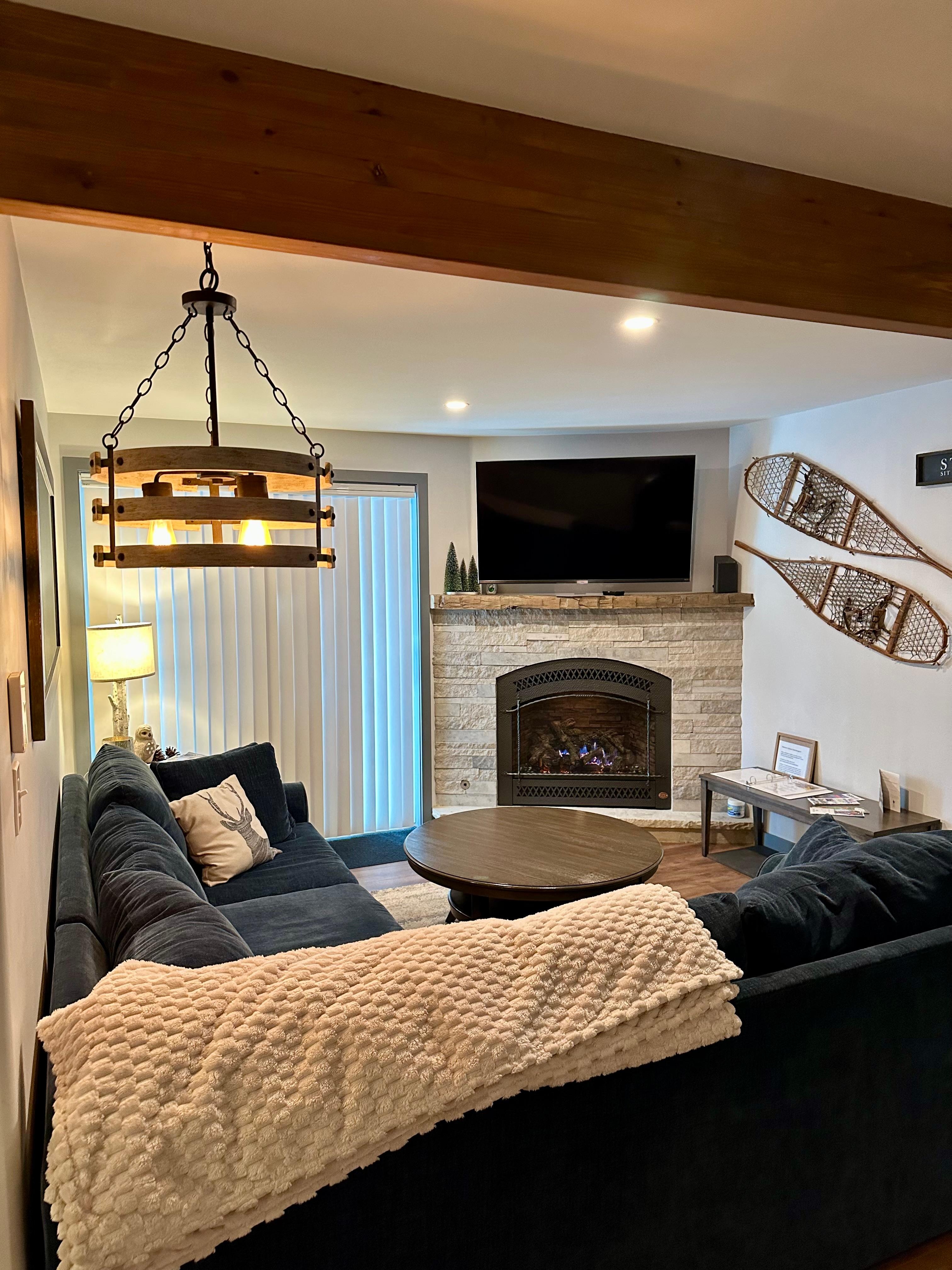 Living room exactly as described online. Every light had dimmers which made it even cozier!