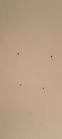 Löcher in der Wand