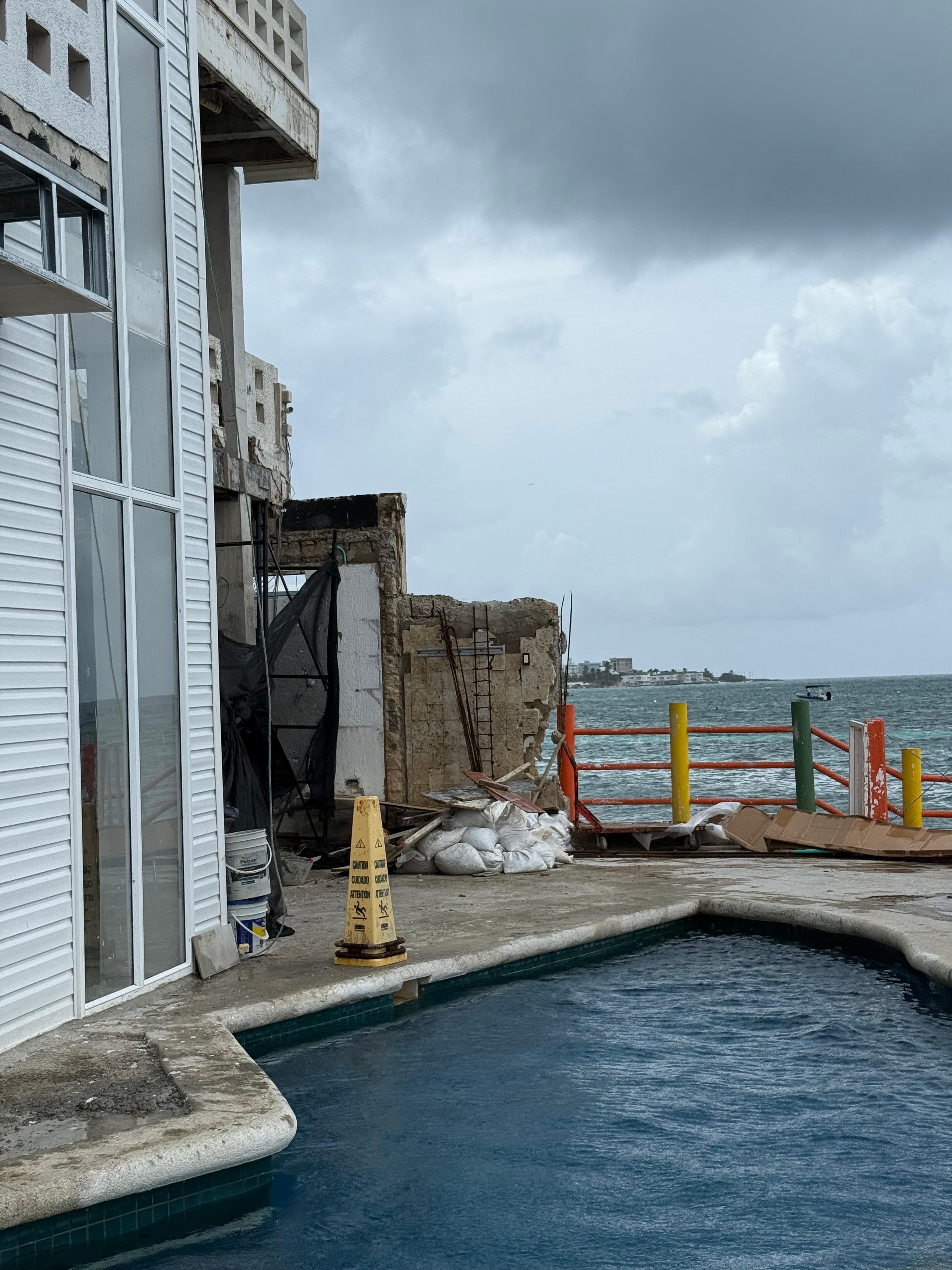 El área de la piscina está en reconstrucción. 
