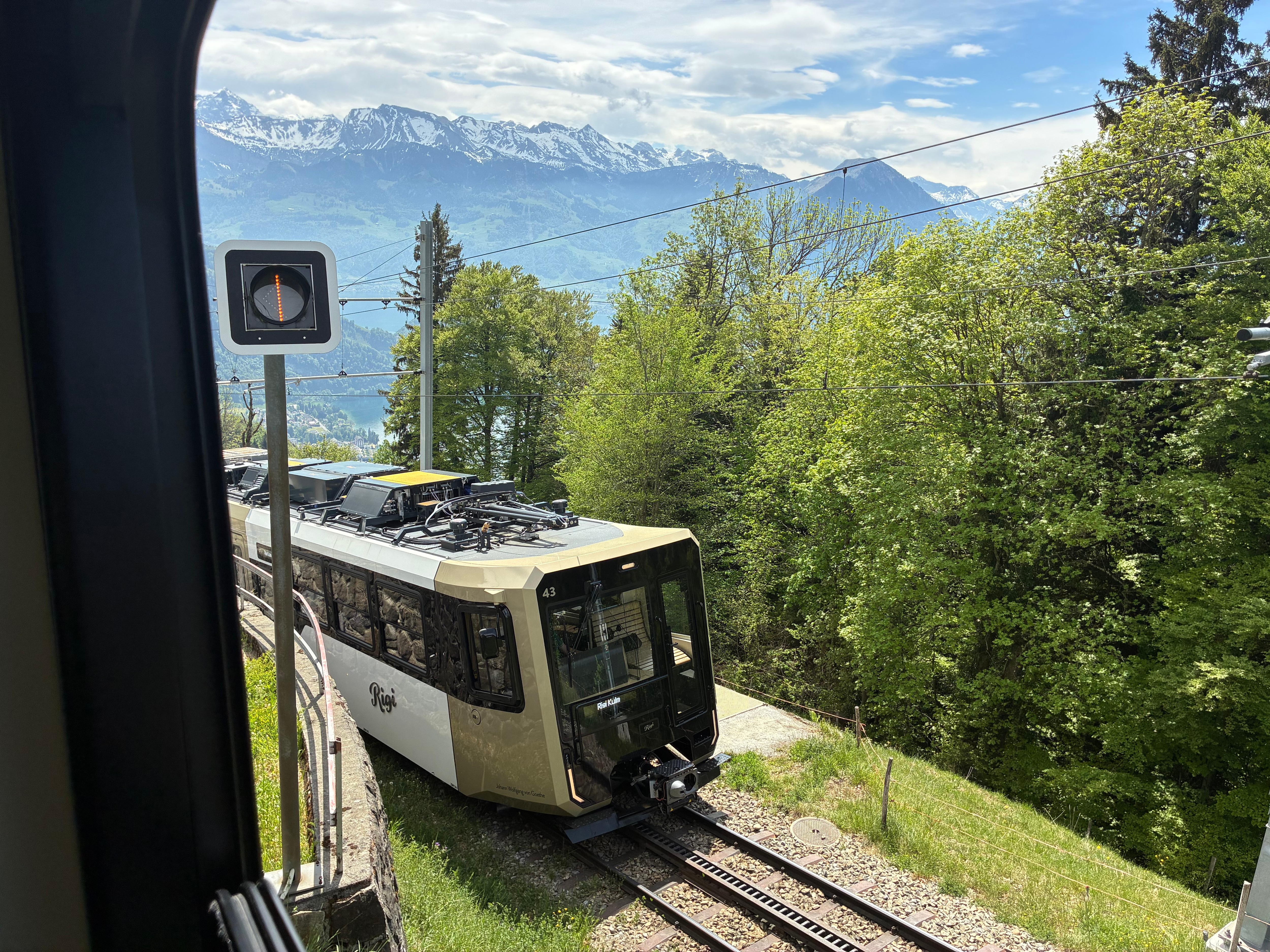 山頂のすぐ近くまで、登山鉄道で行けます。