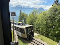 山頂のすぐ近くまで、登山鉄道で行けます。