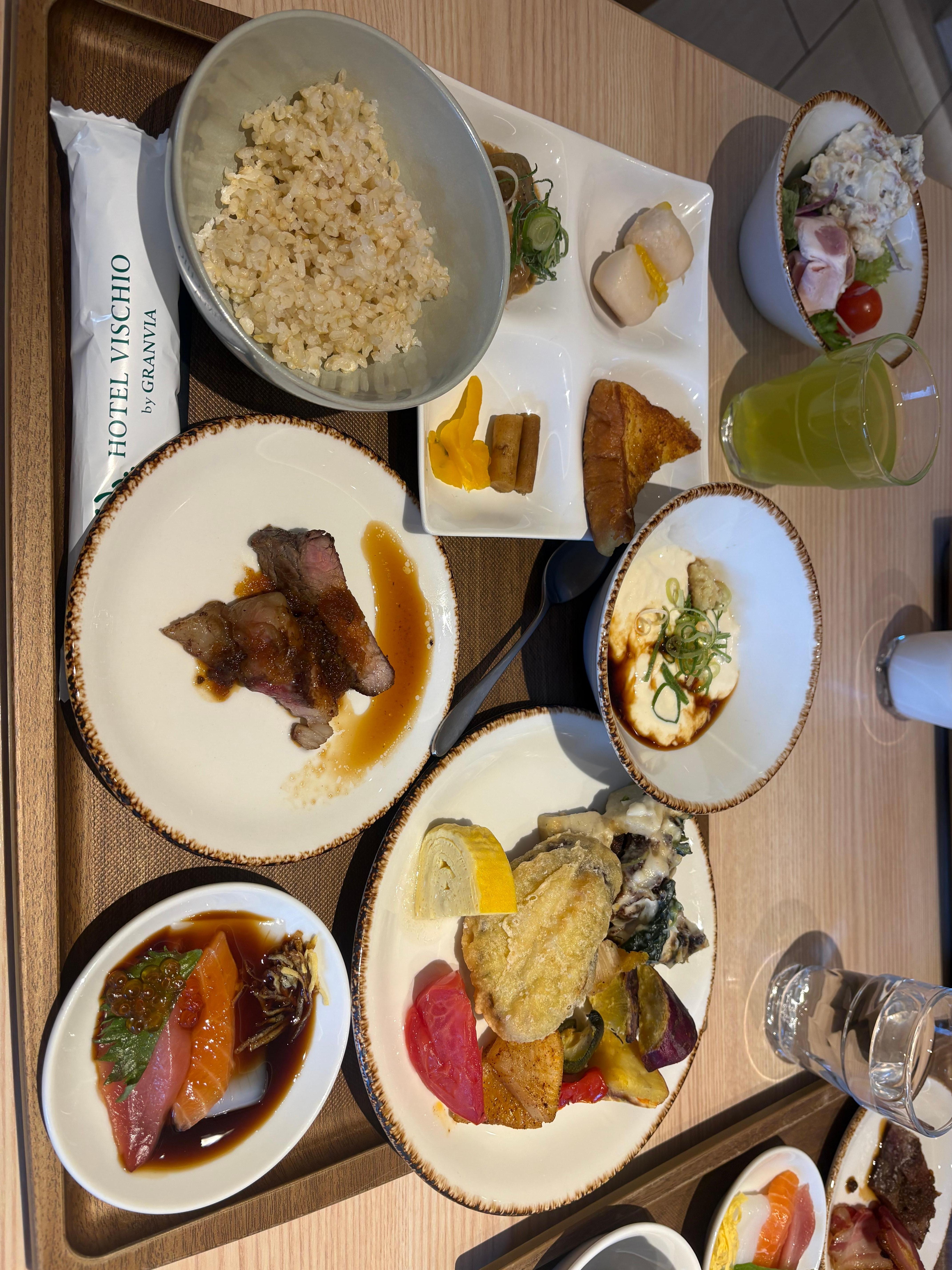 2日目の朝食。素敵に盛れてはいませんが、これが1R目です。