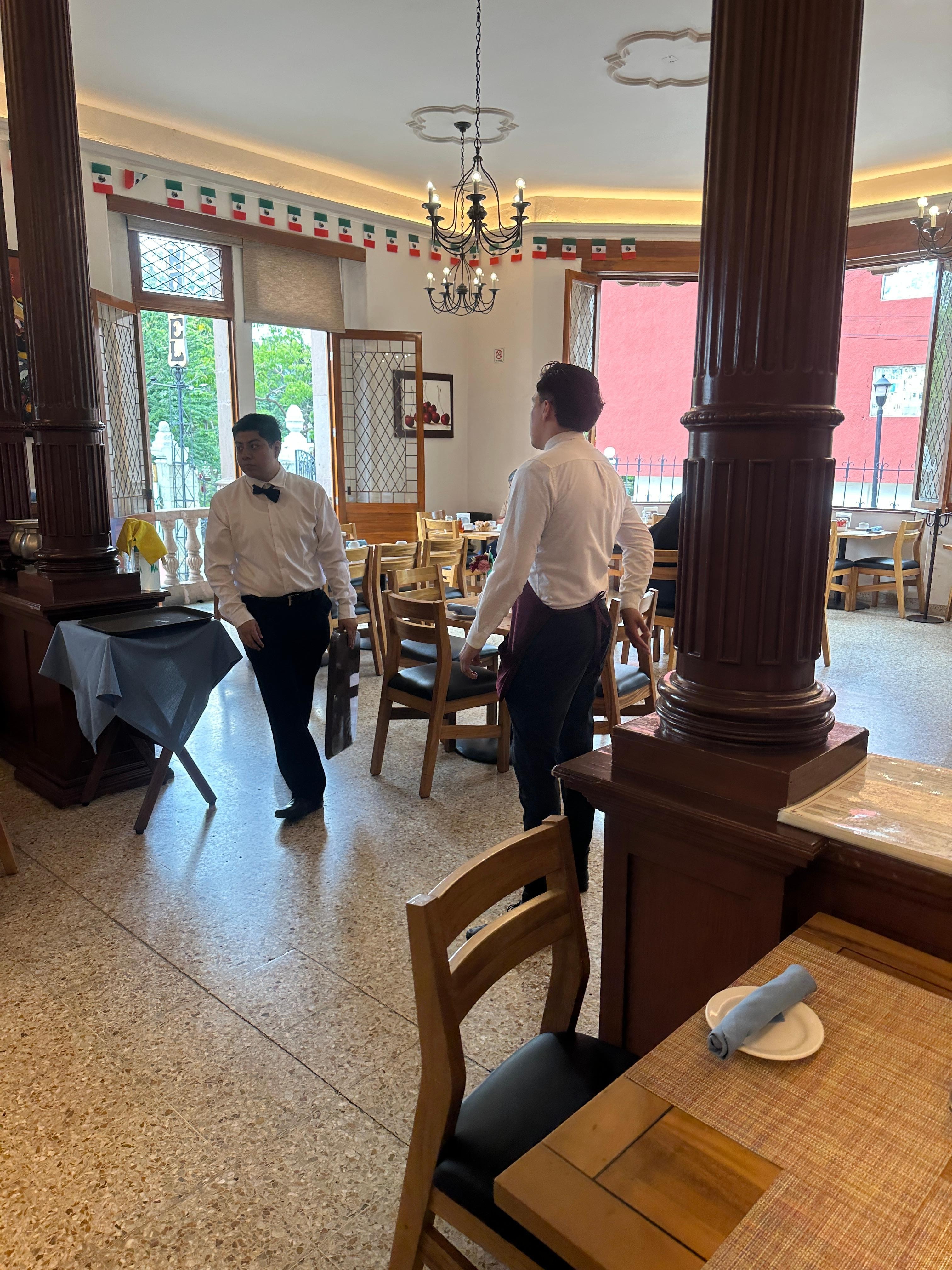 Nondescript dining room with no time-appropriate furniture.