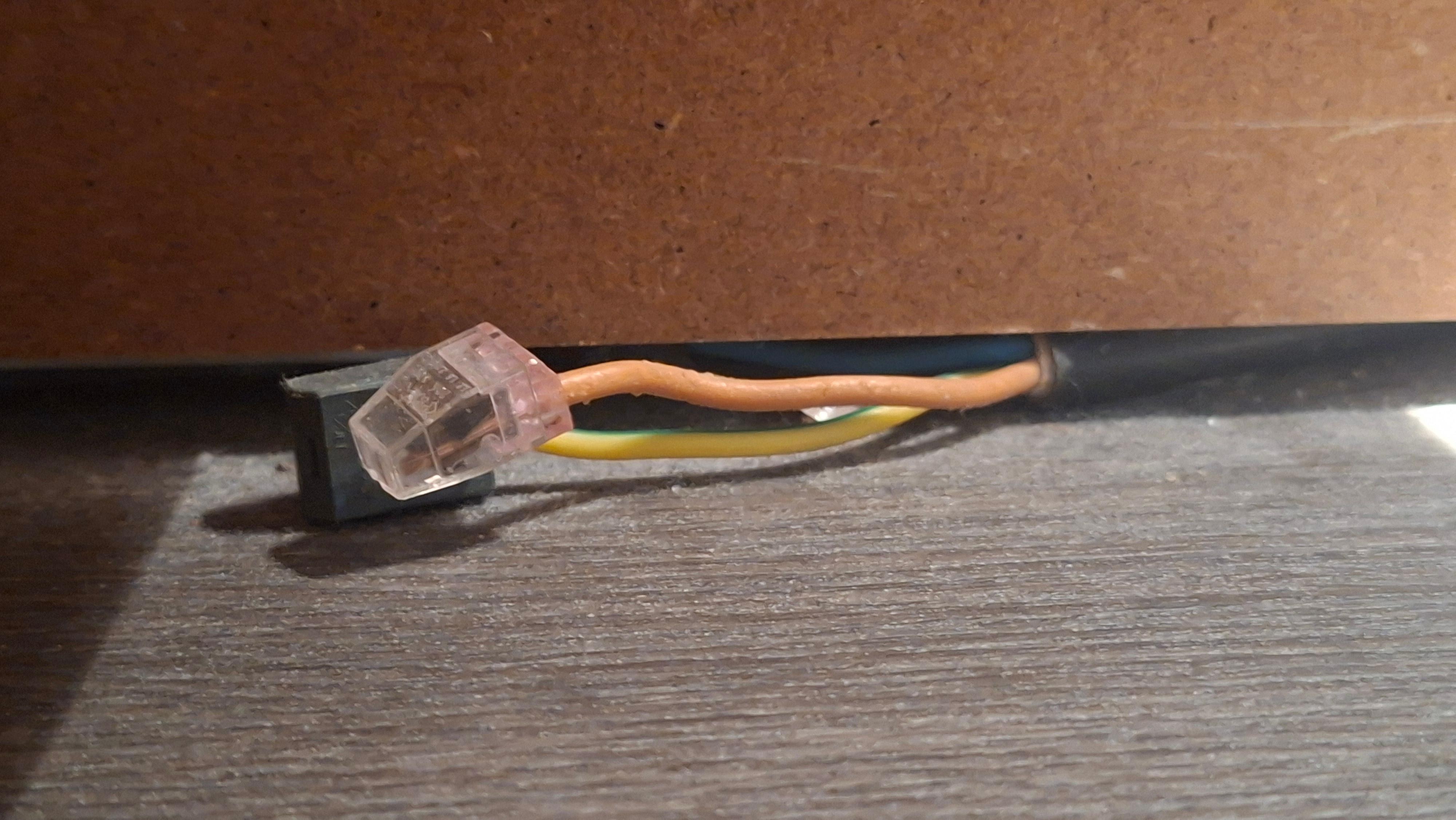 Fils sous la seule table de chevet