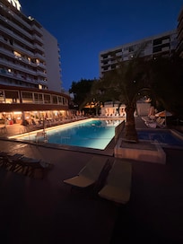 Billede af pool og hotel ved aftenstid