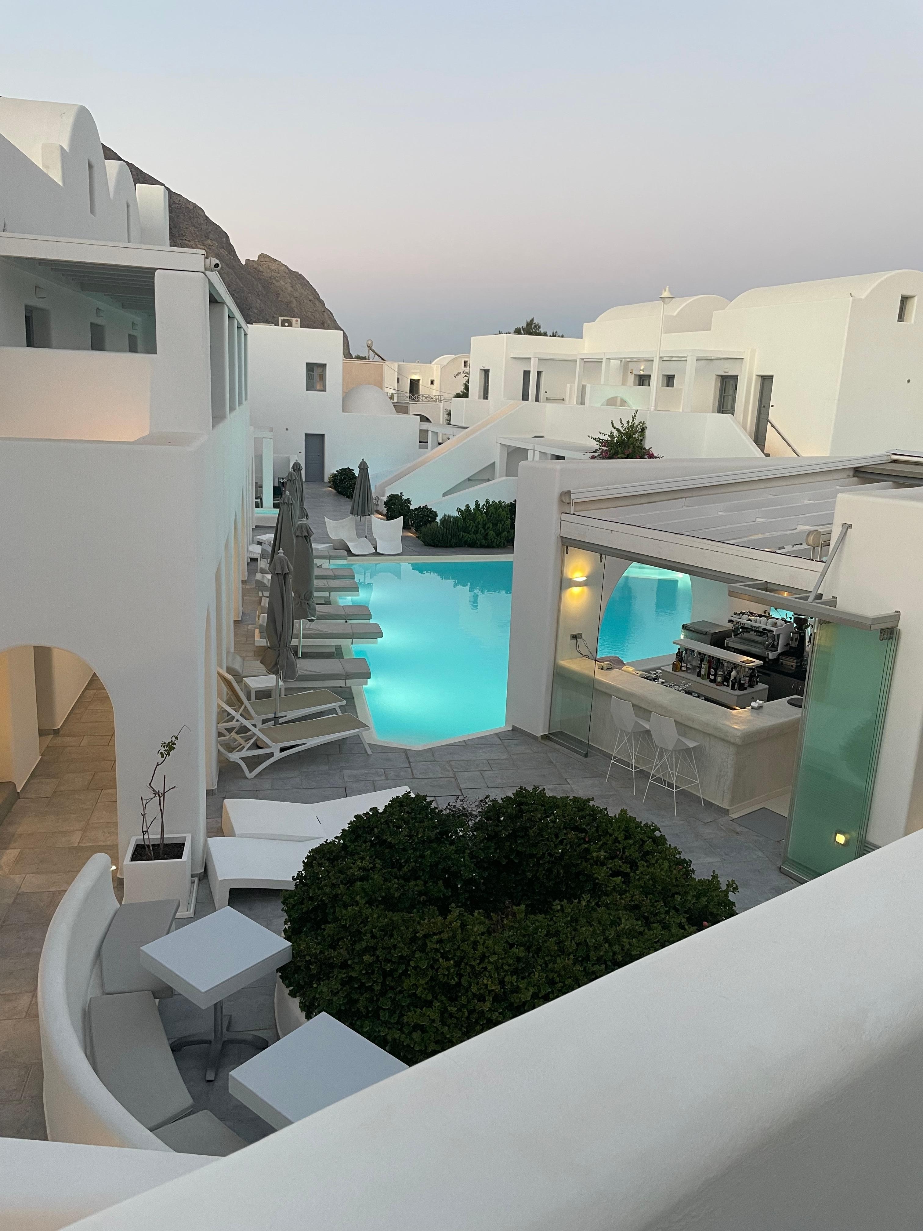 Udsigten fra vores værelse, hvor vi havde egen pool.