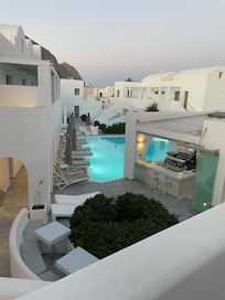 Udsigten fra vores værelse, hvor vi havde egen pool.