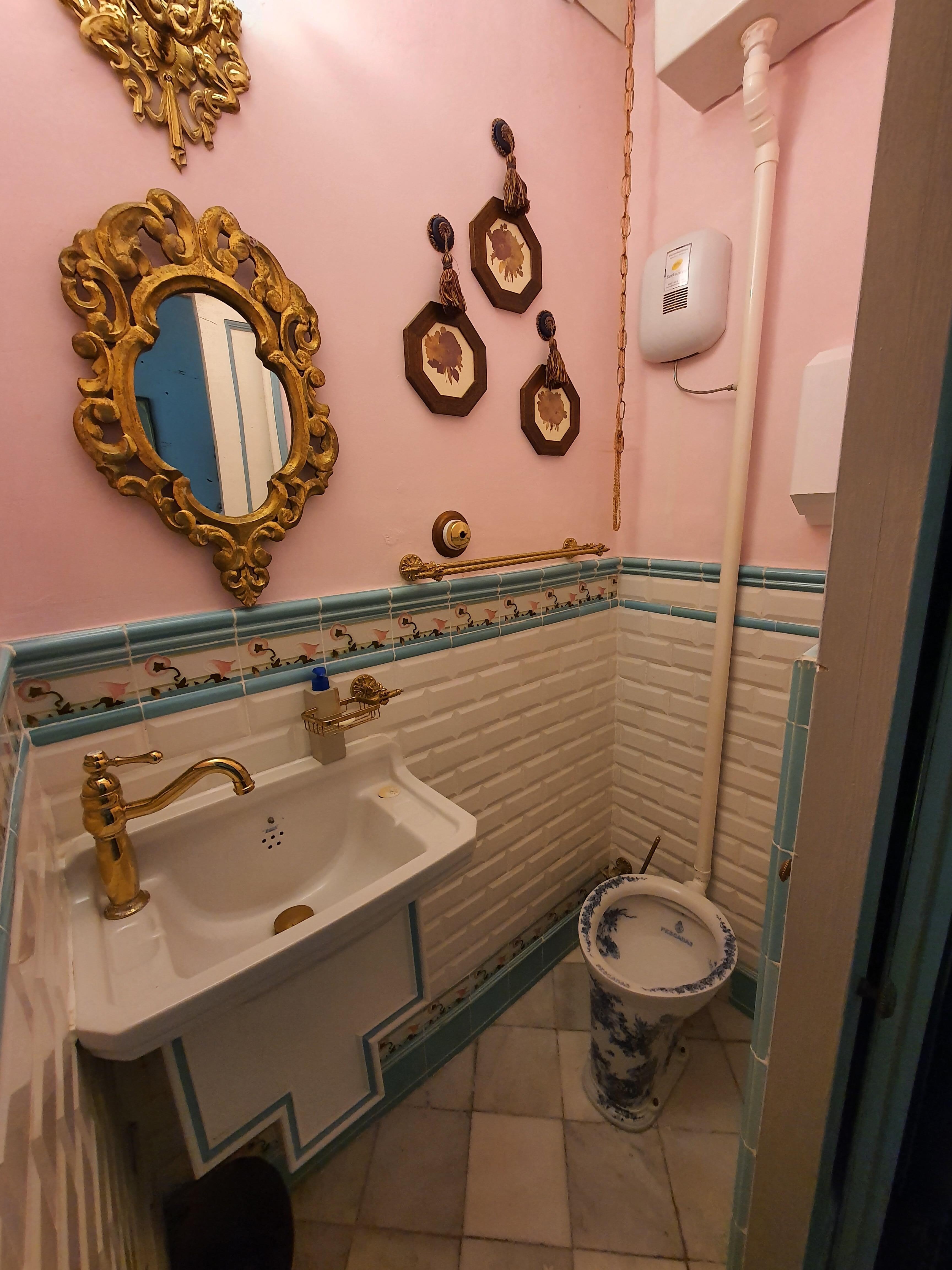 Baño estilo colonial 