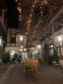 Cour intérieure joliment décorée