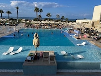 Poollandschaft mit Bar