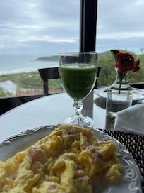 Café da manhã com vista para o mar