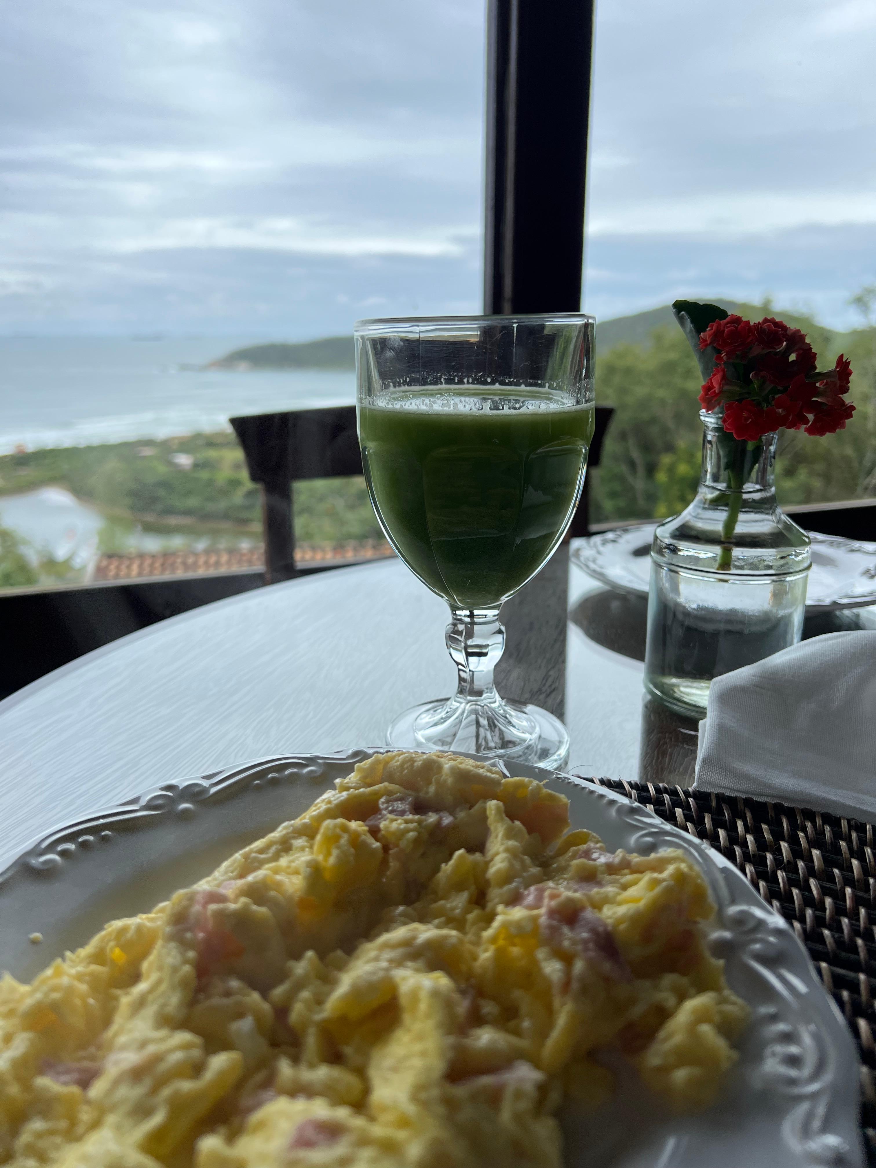 Café da manhã com vista para o mar 