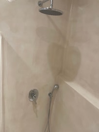 Une pomme de douche sale et mystique