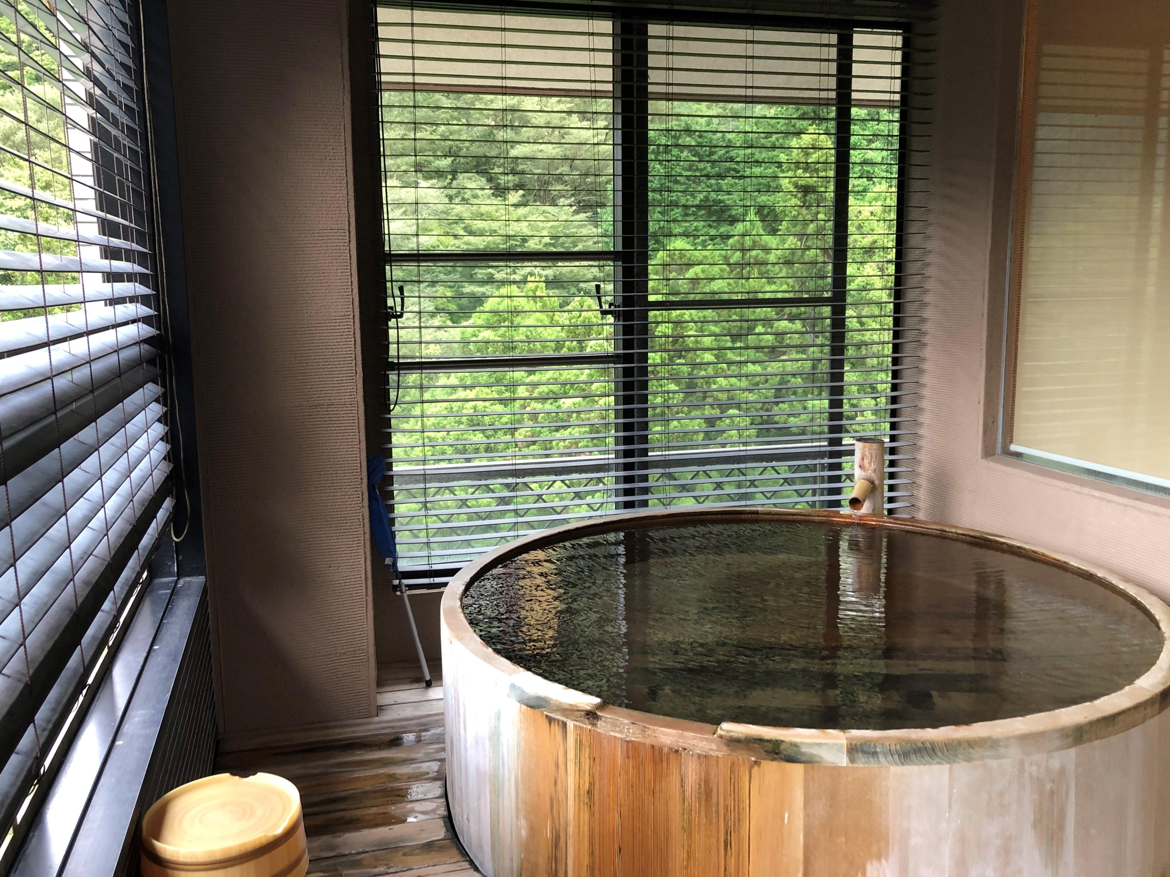 客室内の檜の半露天風呂