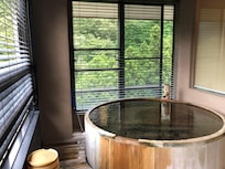 客室内の檜の半露天風呂