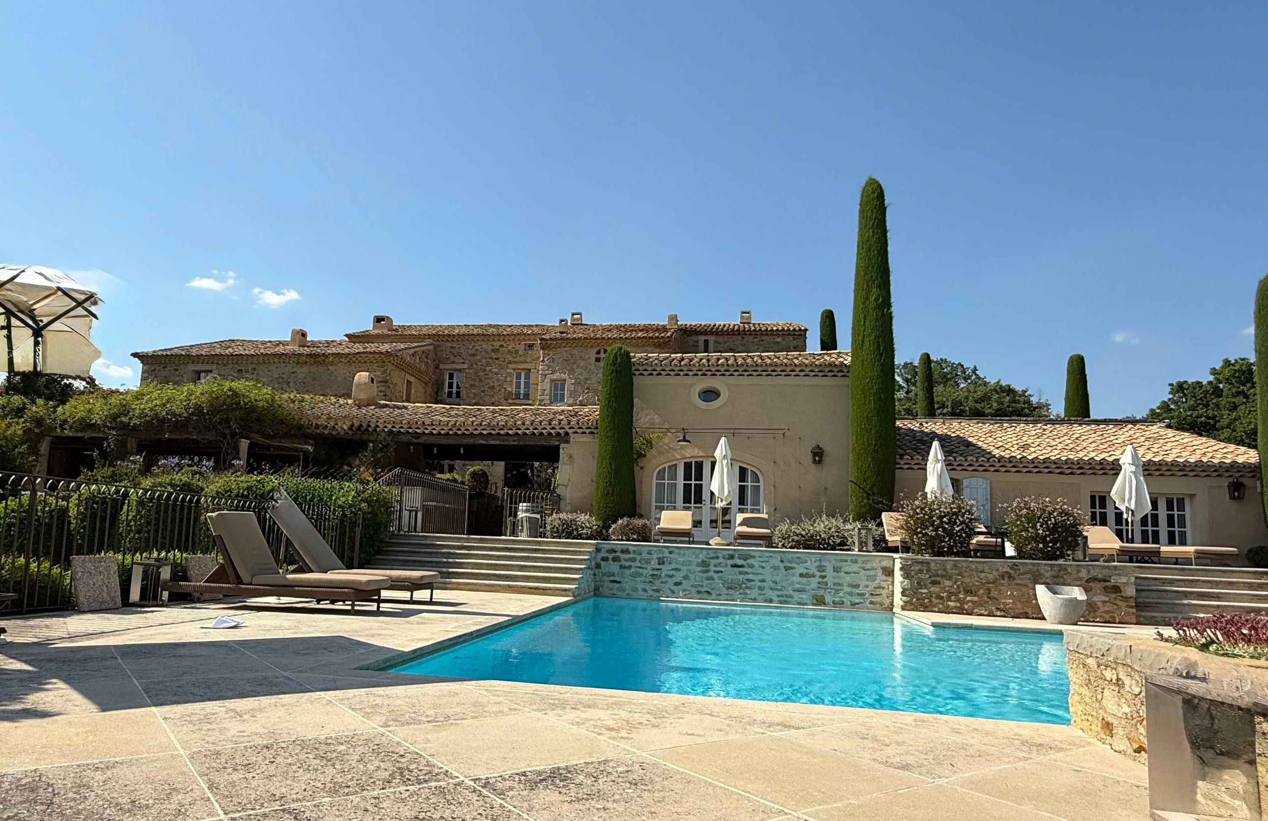 Piscine à débordement 