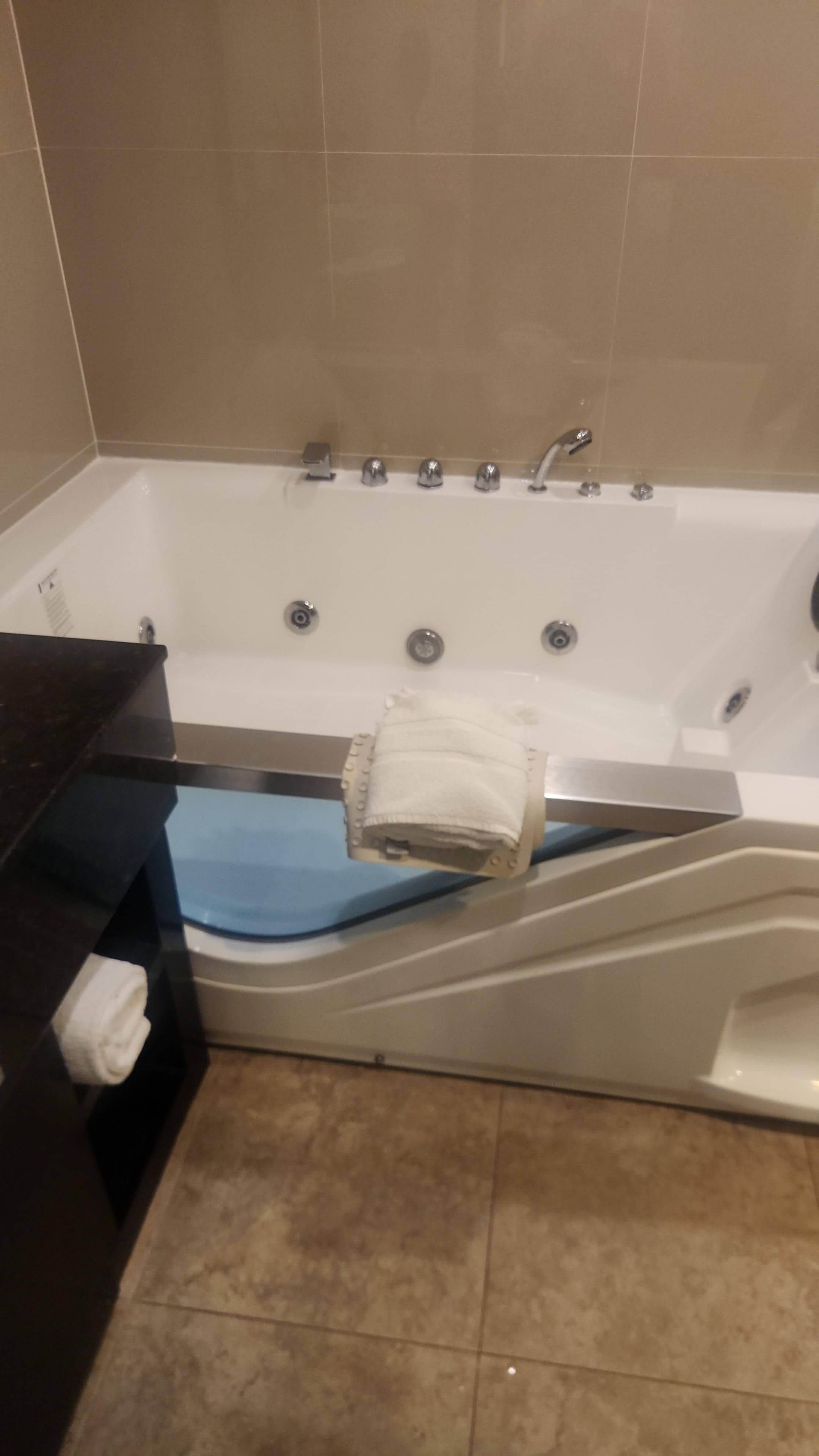 Room 221, ask for it, full kitchen with hot tub