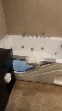Room 221, ask for it, full kitchen with hot tub