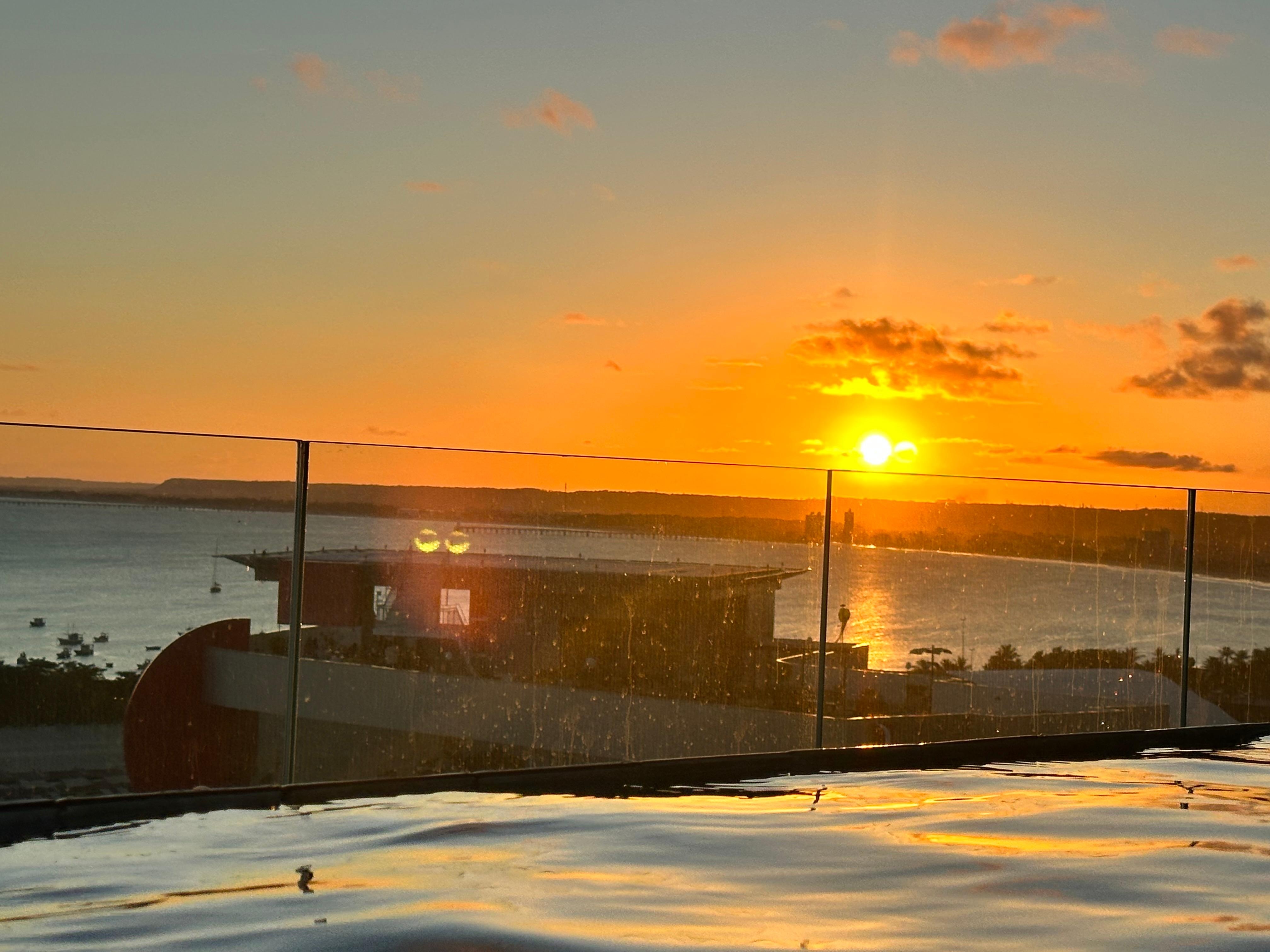 Com uma vista do pôr do sol.