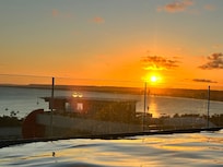 Com uma vista do pƓr do sol.