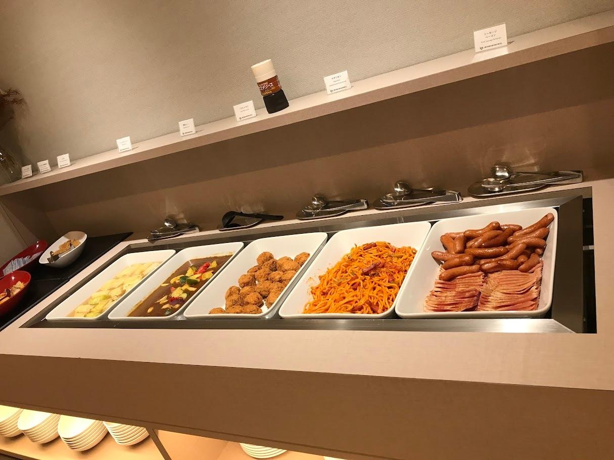 左からロールキャベツ・野菜カレー・一口豚カツ・パスタ・ソーセージ/ベーコン