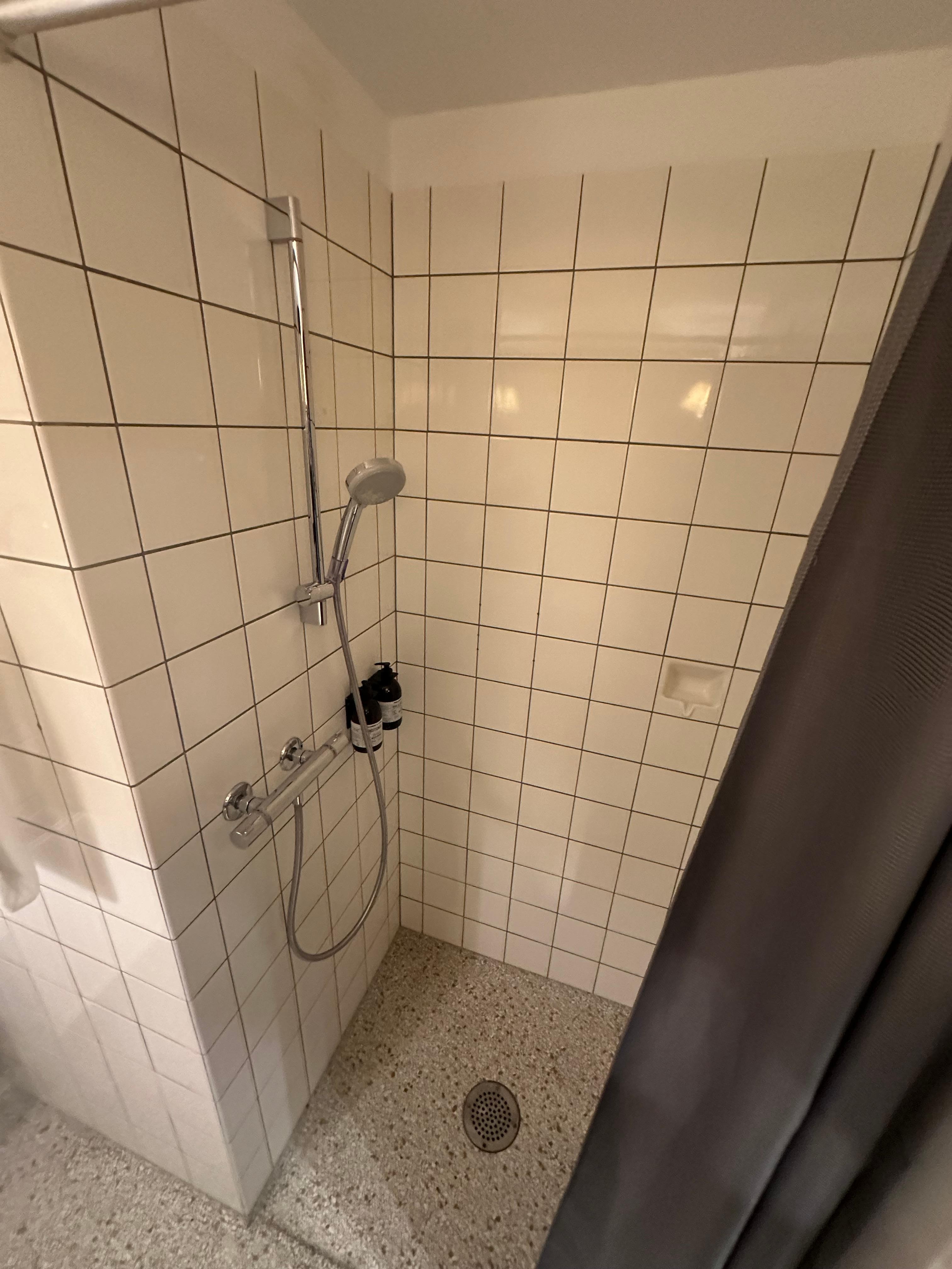 Institutional showers