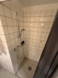 Institutional showers