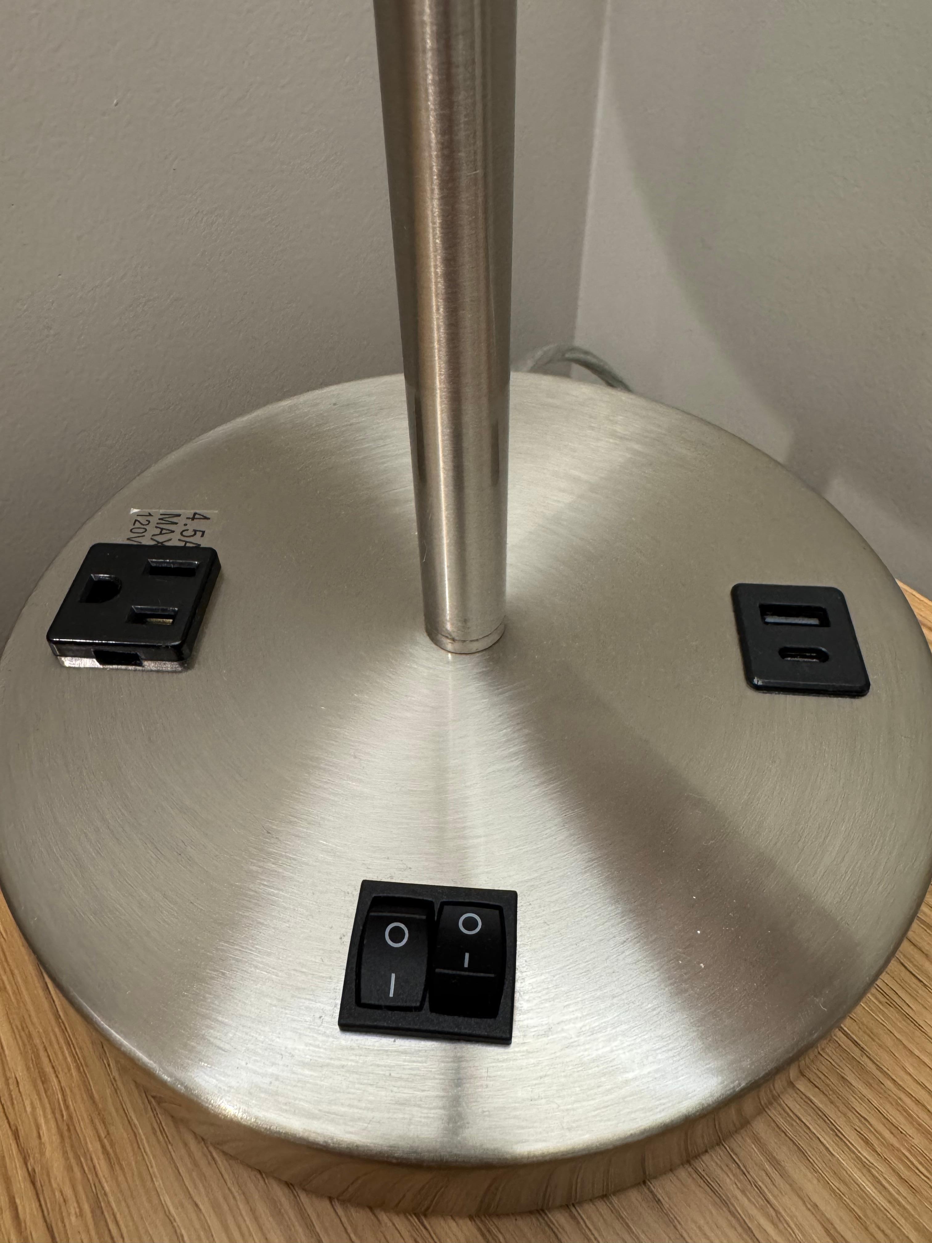 Lademöglichkeiten am Lampenfuß