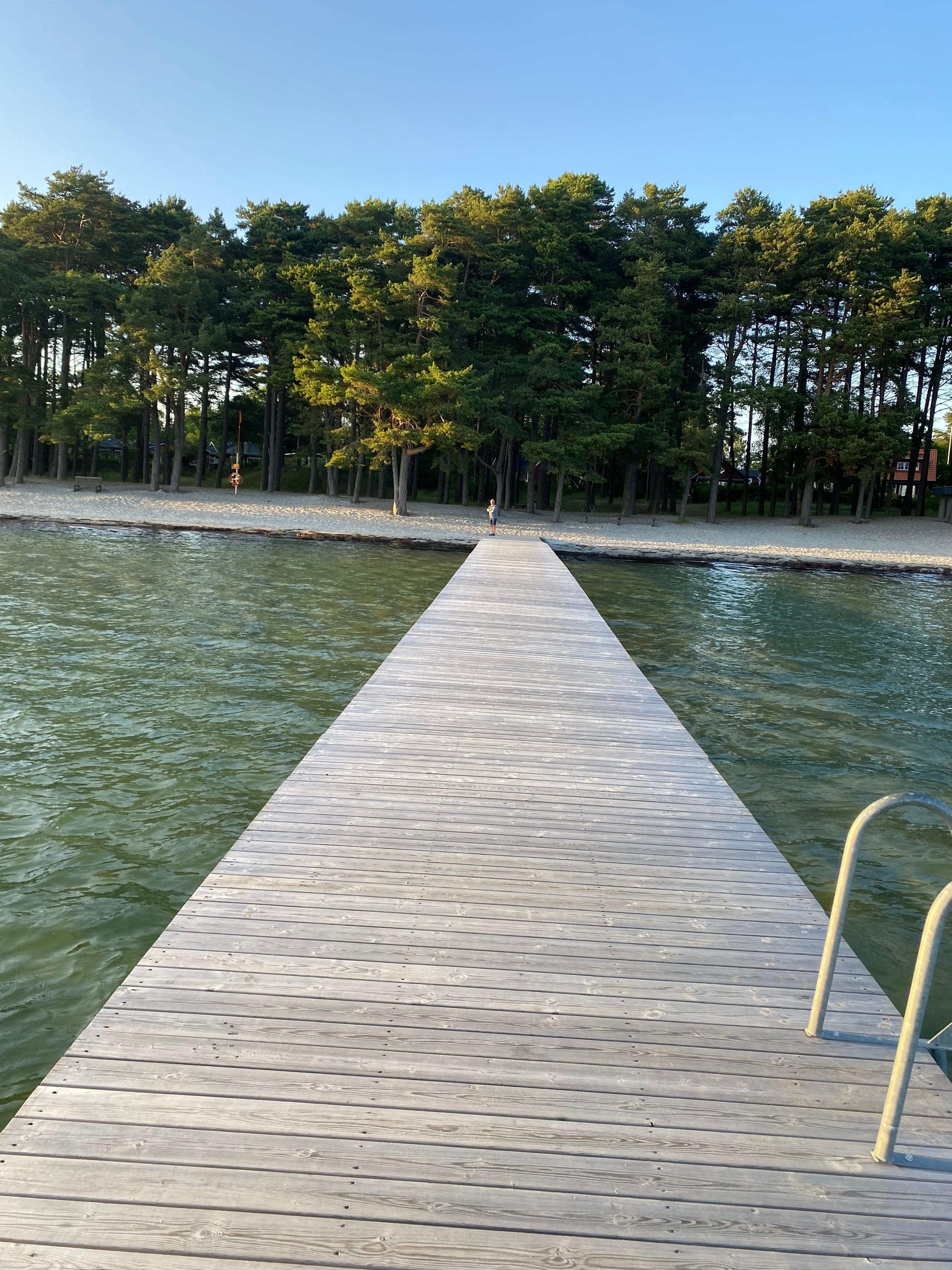 Bild på brygga och stranden precis i närheten 