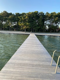 Bild på brygga och stranden precis i närheten