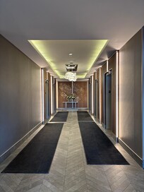 ロビーから上階に向かうエレベーターエントランス