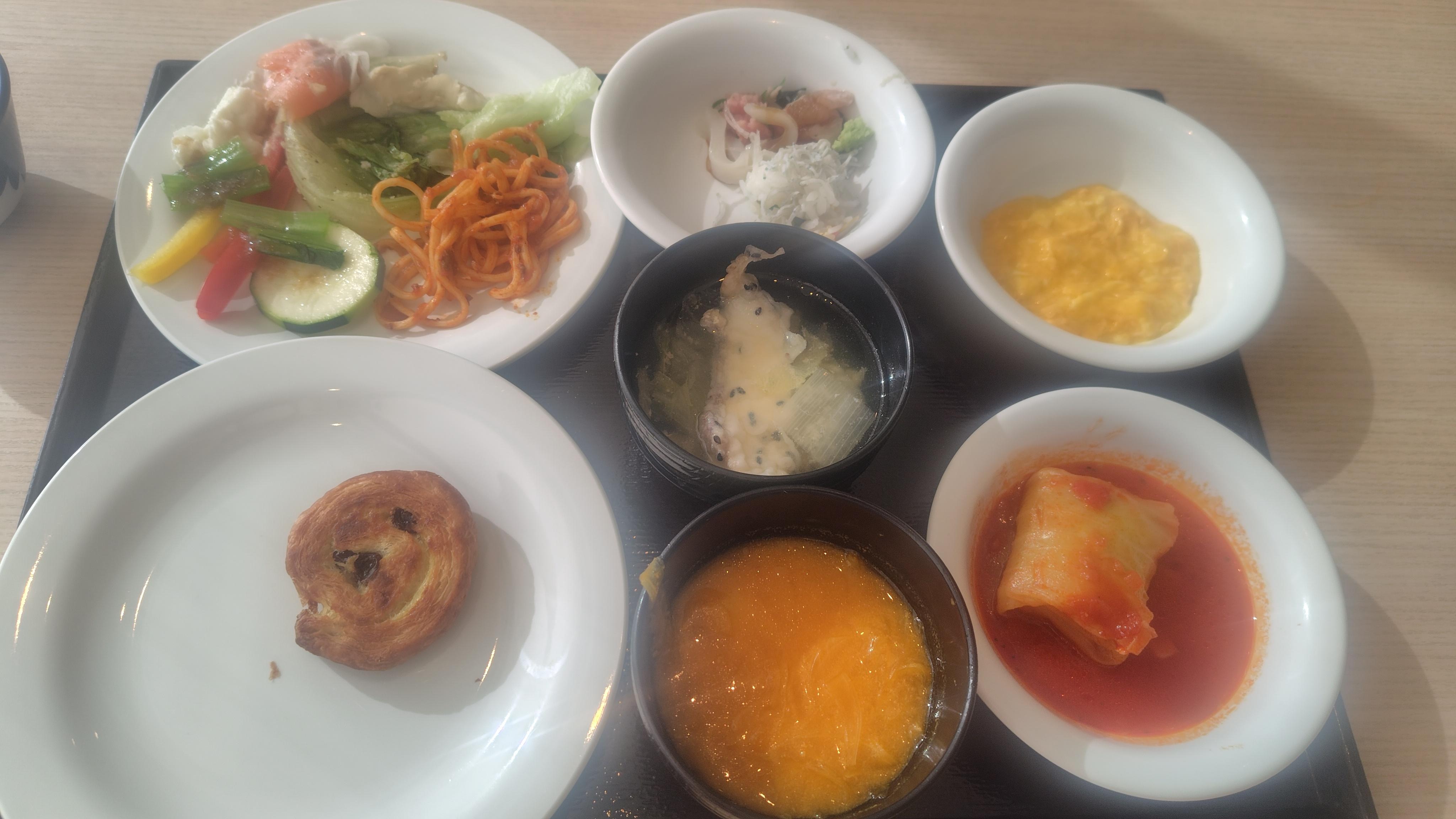 ウニの玉ねぎスープ、鯛の炊いたやつ、ロールキャベツ、朝から珍しい淡路島料理が食べれた。プリンも絶品でした！