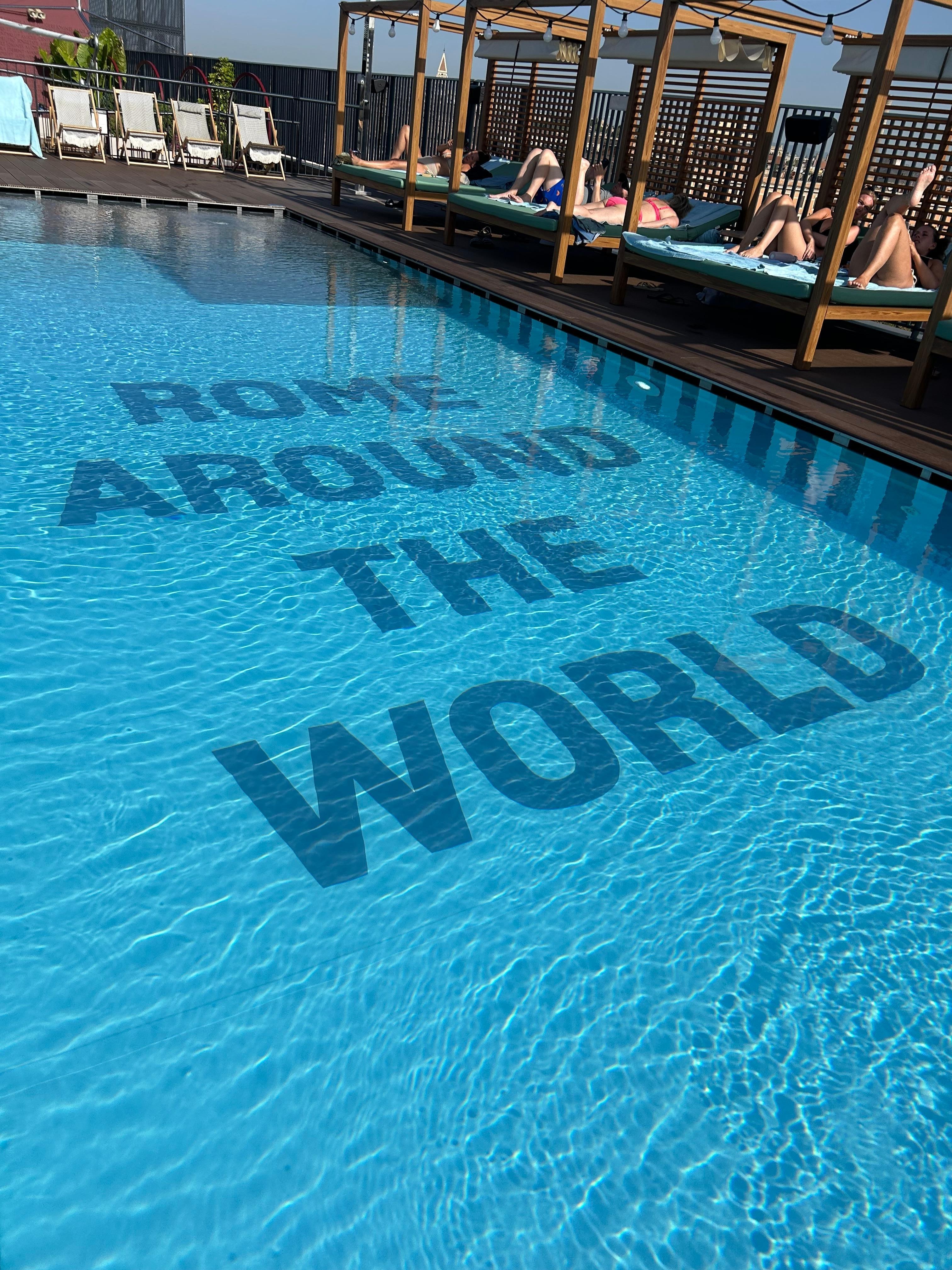 Fantastiskt hotell i centrala Rom med personal som ger extra allt. Roof Top pool med bar och enklare barmat. Man bör vara i tid på högsäsongen för att få en solbädd