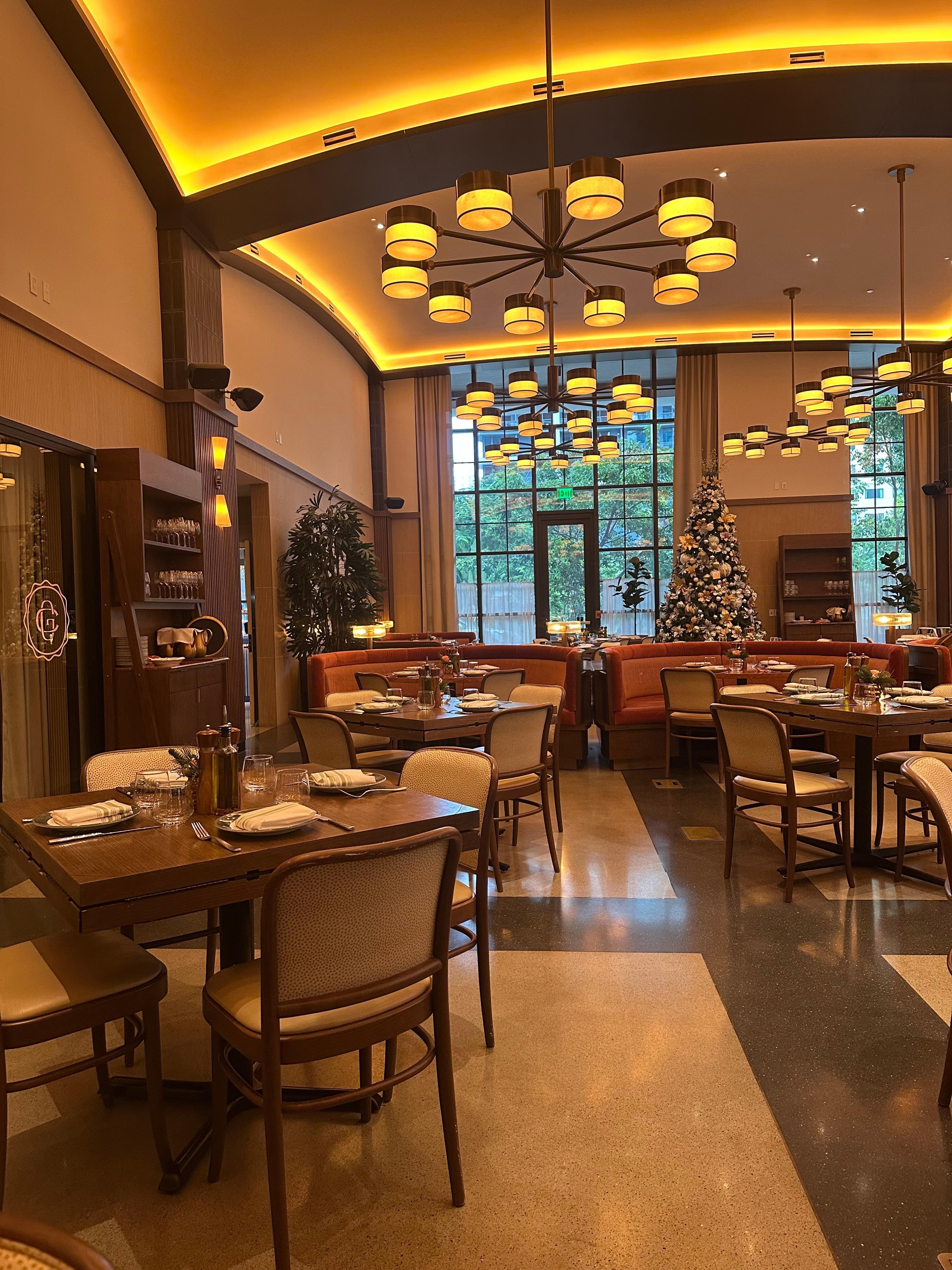 The restaurant in the hotel 