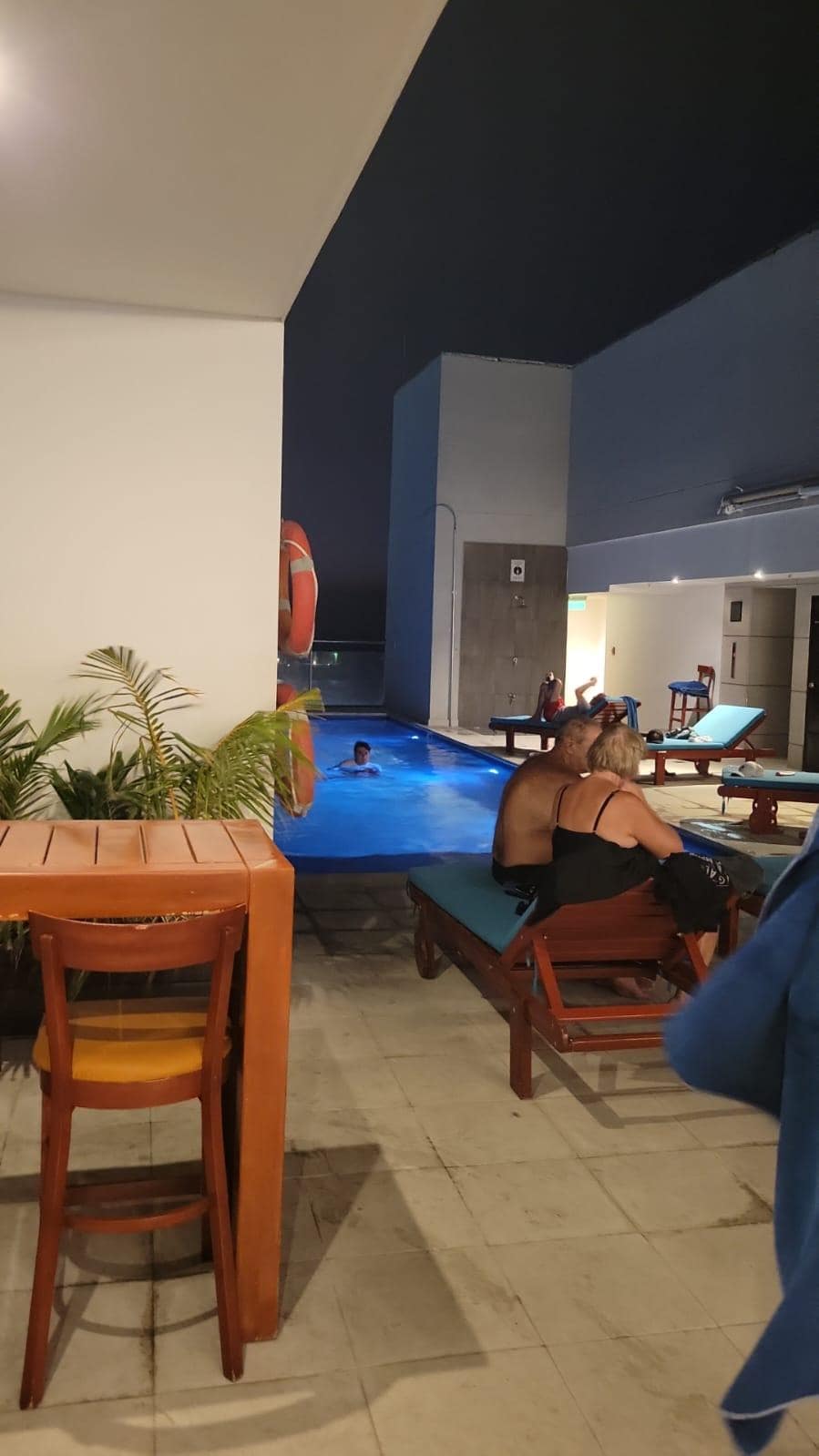 Área de piscina en el último piso del Best Western Plus Santa Marta Hotel