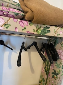 Coberta e guarda roupa sem porta e cobertor fedido