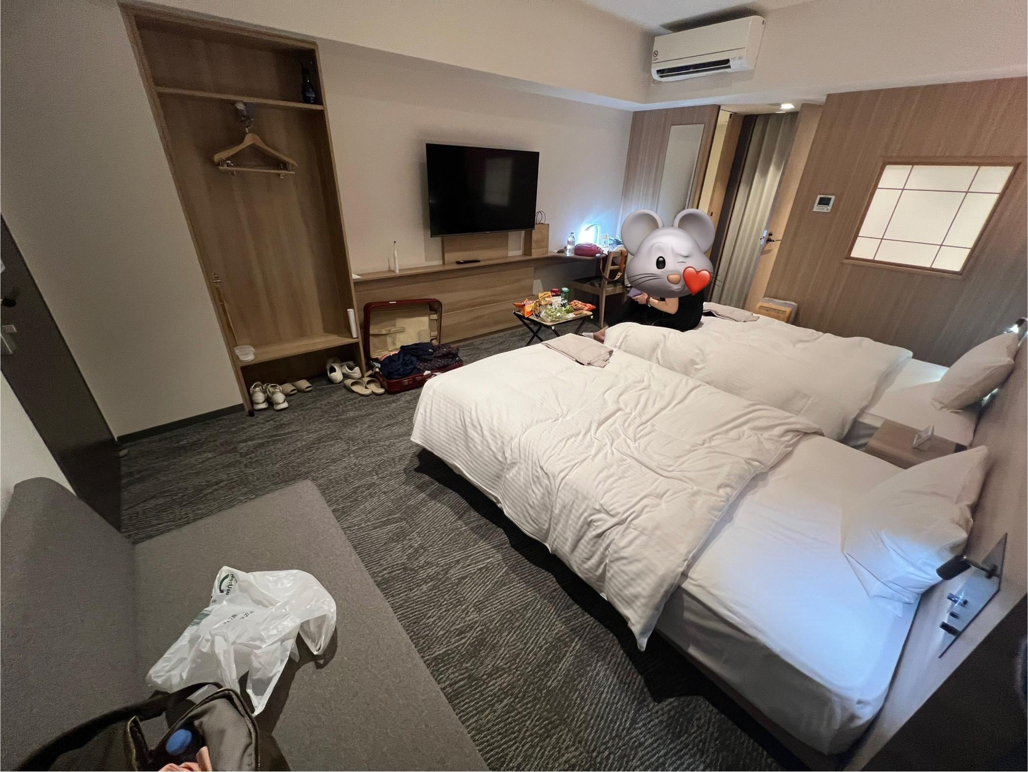 房間內部，圖中紅色為26吋行李箱可供比例尺參考