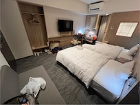 房間內部,圖中紅色為26吋行李箱可供比例尺參考