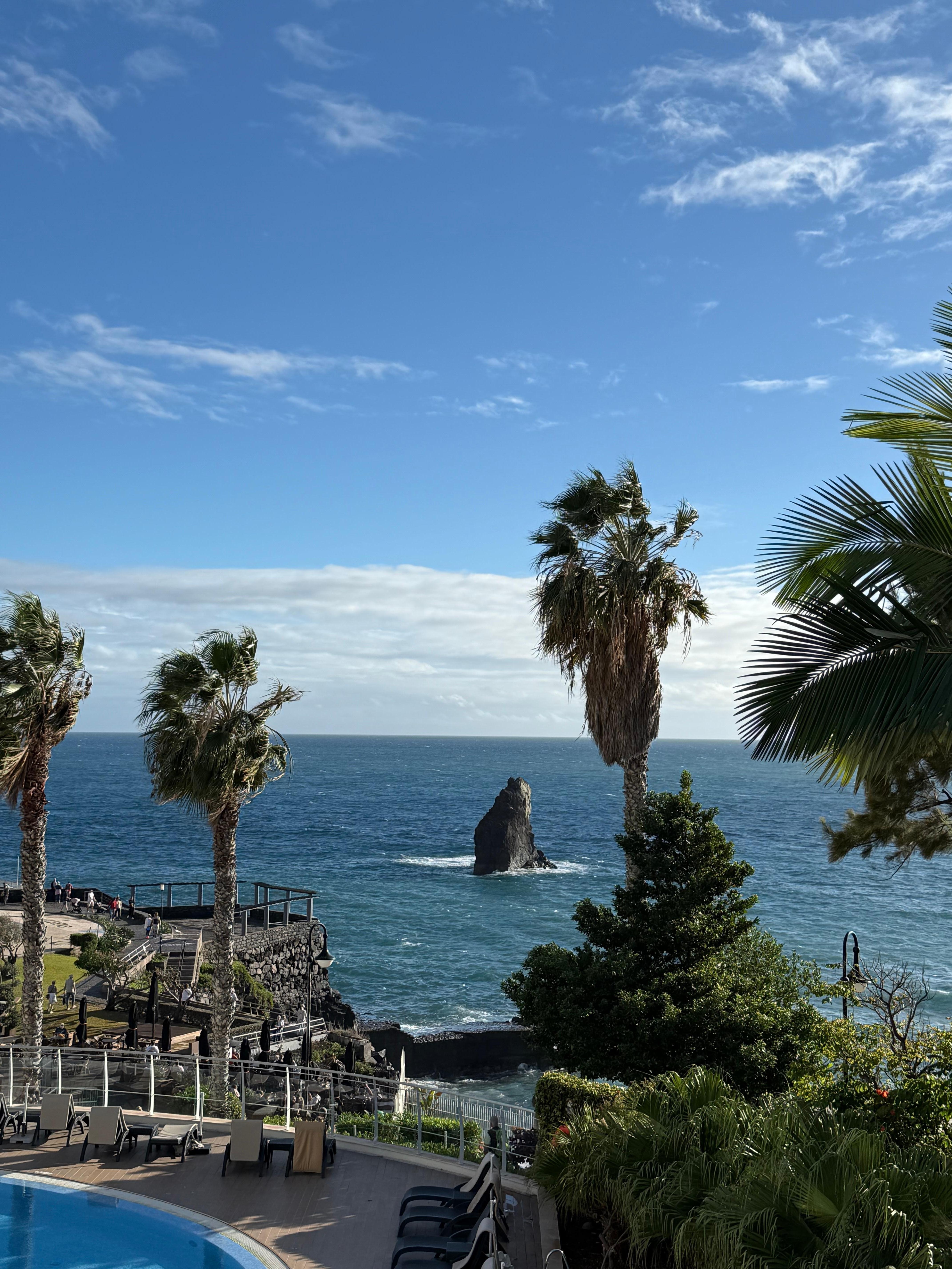 Bra läge och fin utsikt, mysig balkong, fina rum men lyhört o trist frukost.