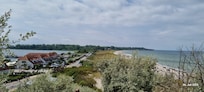 Vom Aussichtspunkt 🙂 links das Haff, rechts die Ostsee