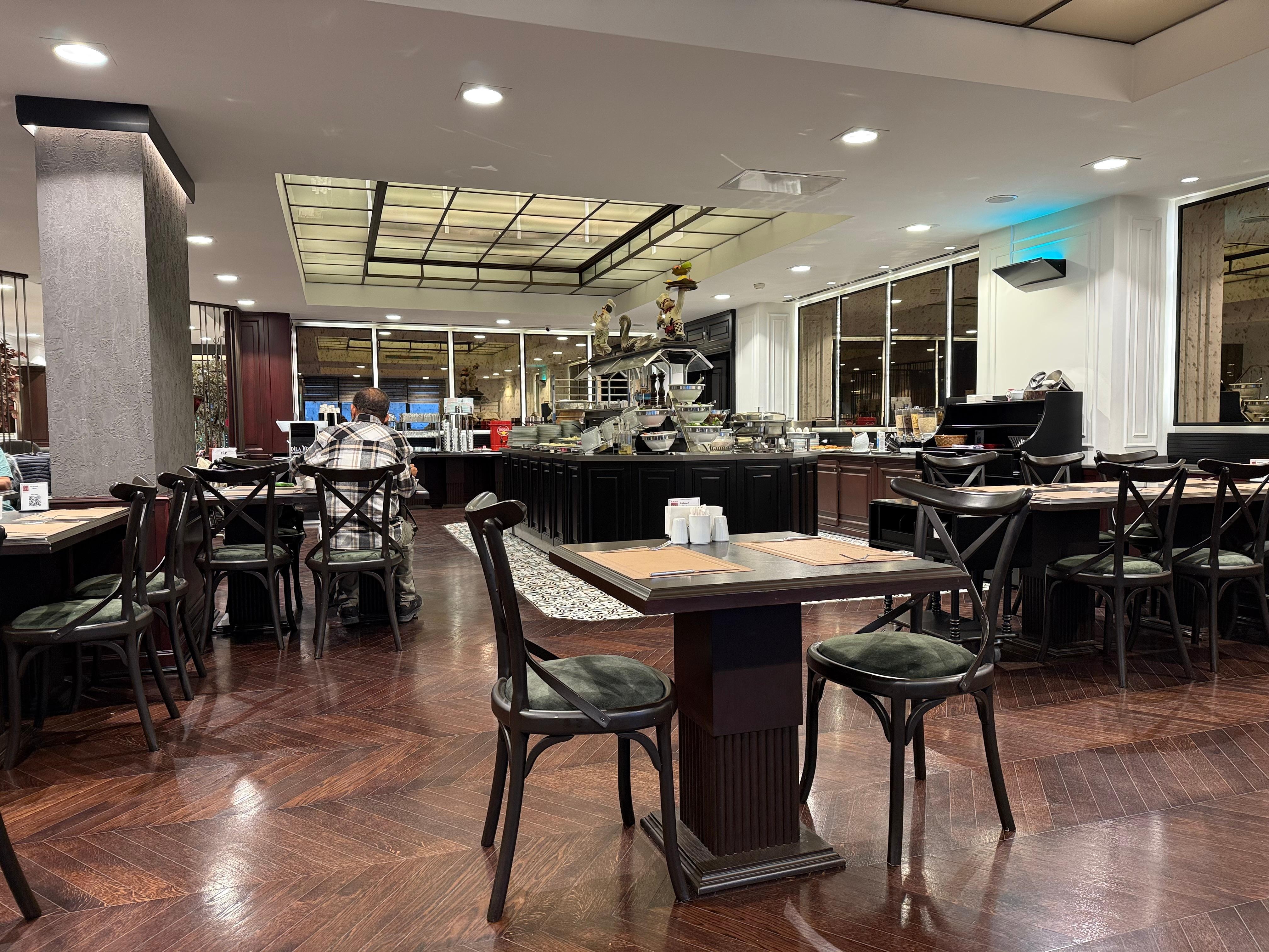 ホテルの朝食の部屋