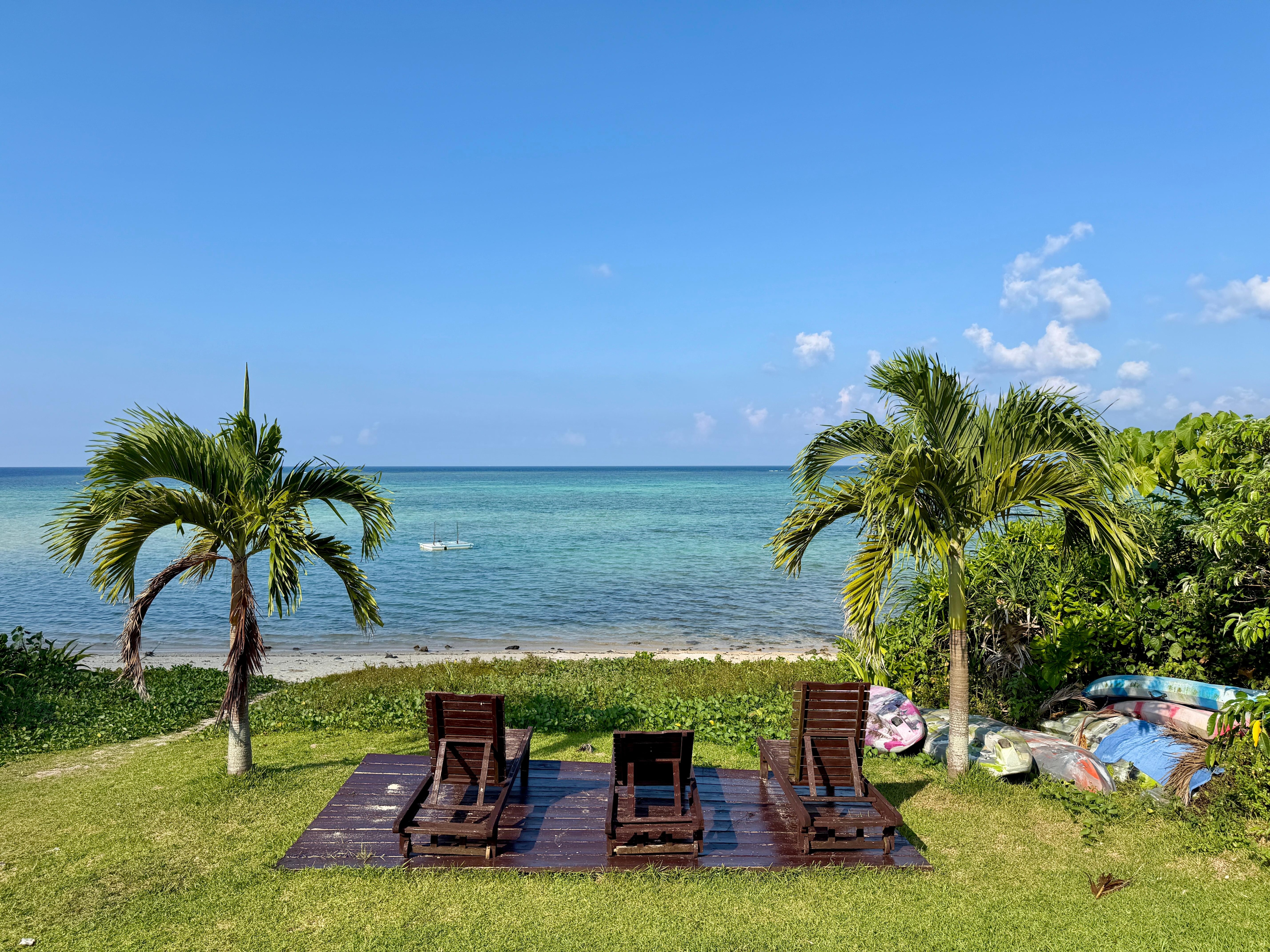 宿泊施設の目の前が海で小さなお子様でも徒歩圏内で浜辺の散歩もできます！小1の我が子のお気に入りの場所普通にお魚が見れますよ！ピーチサンダルは必須です。サンゴや貝も沢山で楽しいです。