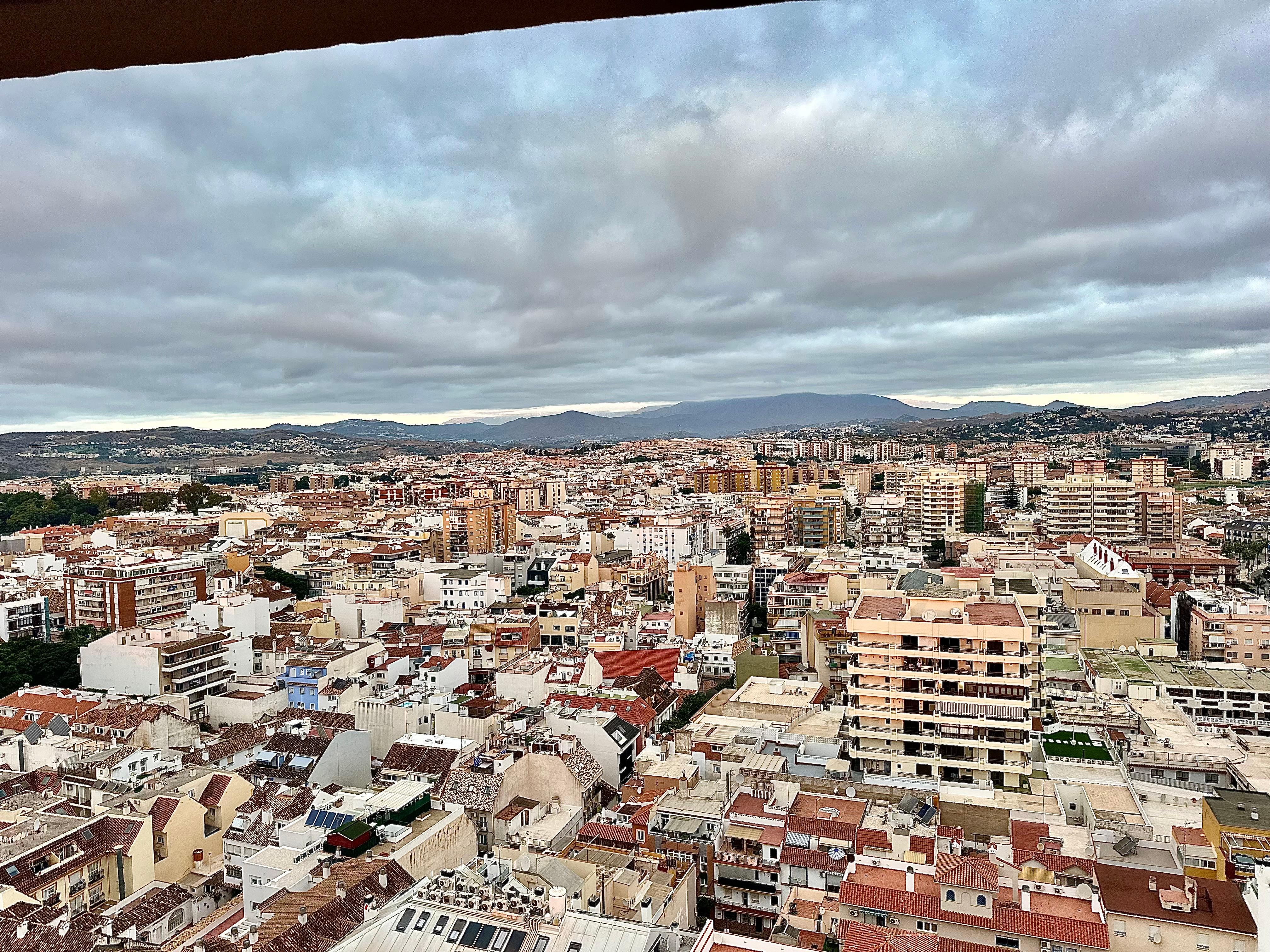 16. kerroksen näkymä kaupungille lokakuun loppun aamuna