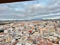 16. kerroksen näkymä kaupungille lokakuun loppun aamuna