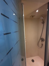 Banho, menor que de um Motorhome ( Ruim ) .