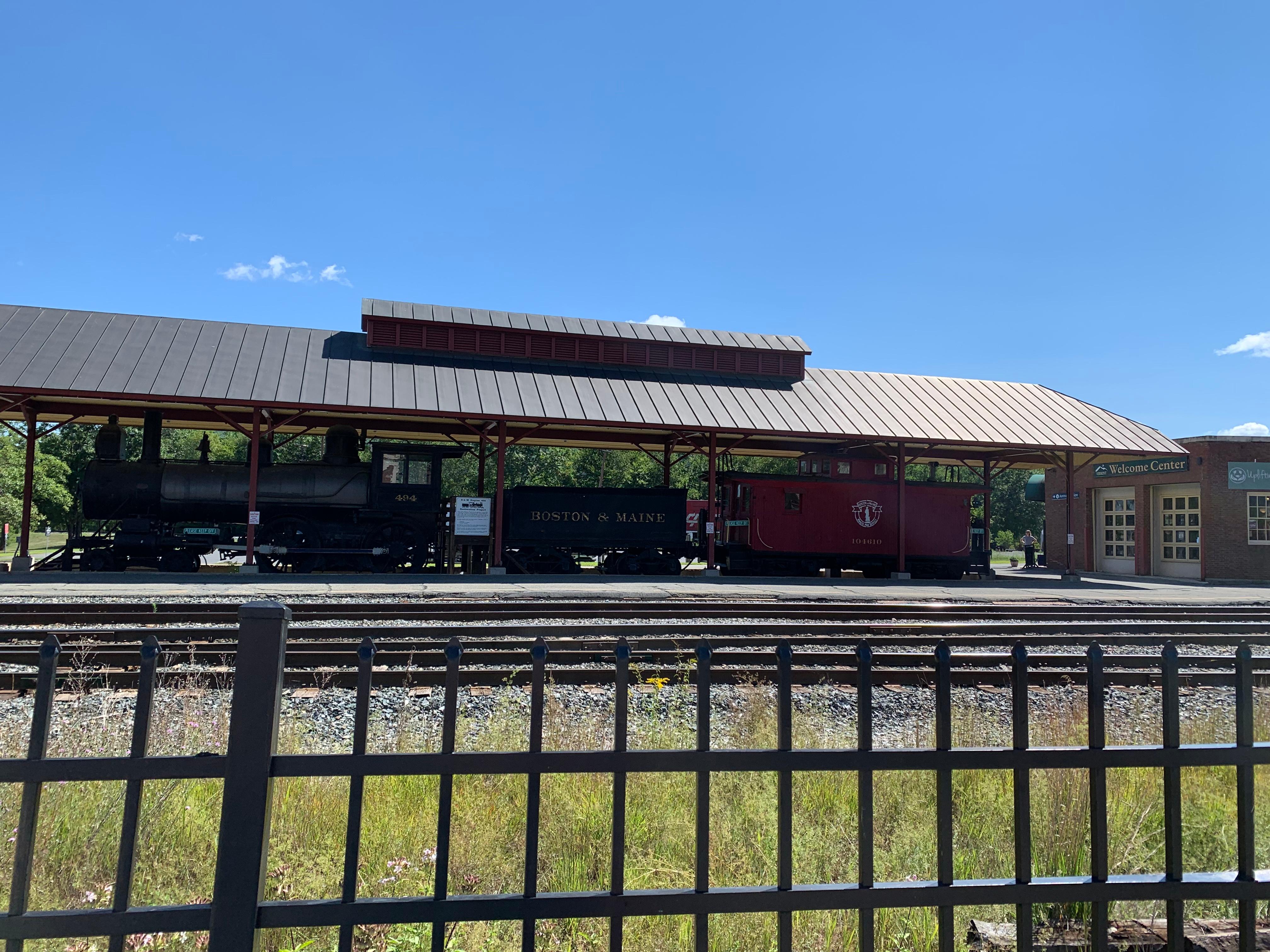 Bahnhof mit historischer Lok