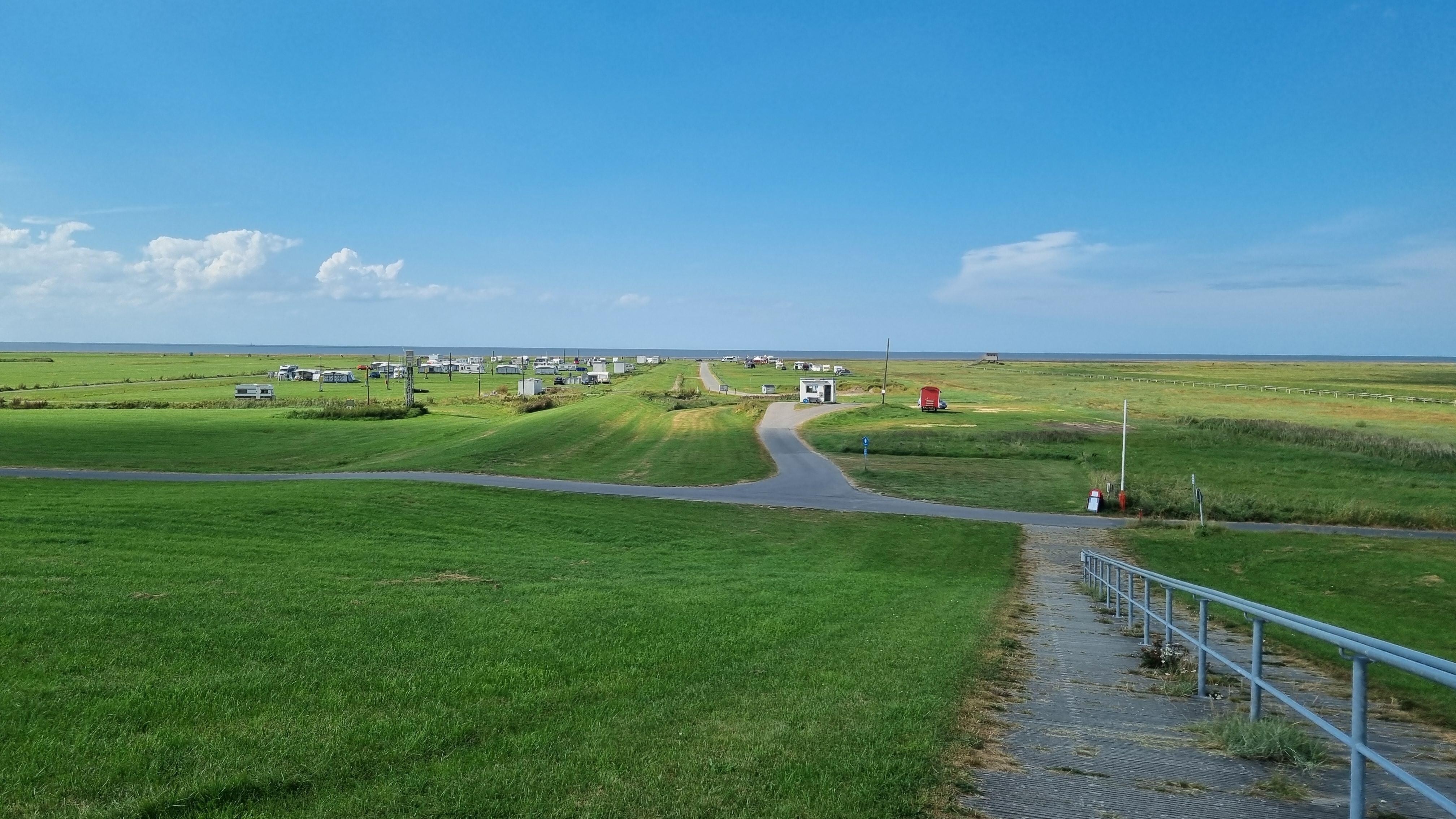 Vom Deich Richtung Meer, im Hintergru d der Campingplatz.  