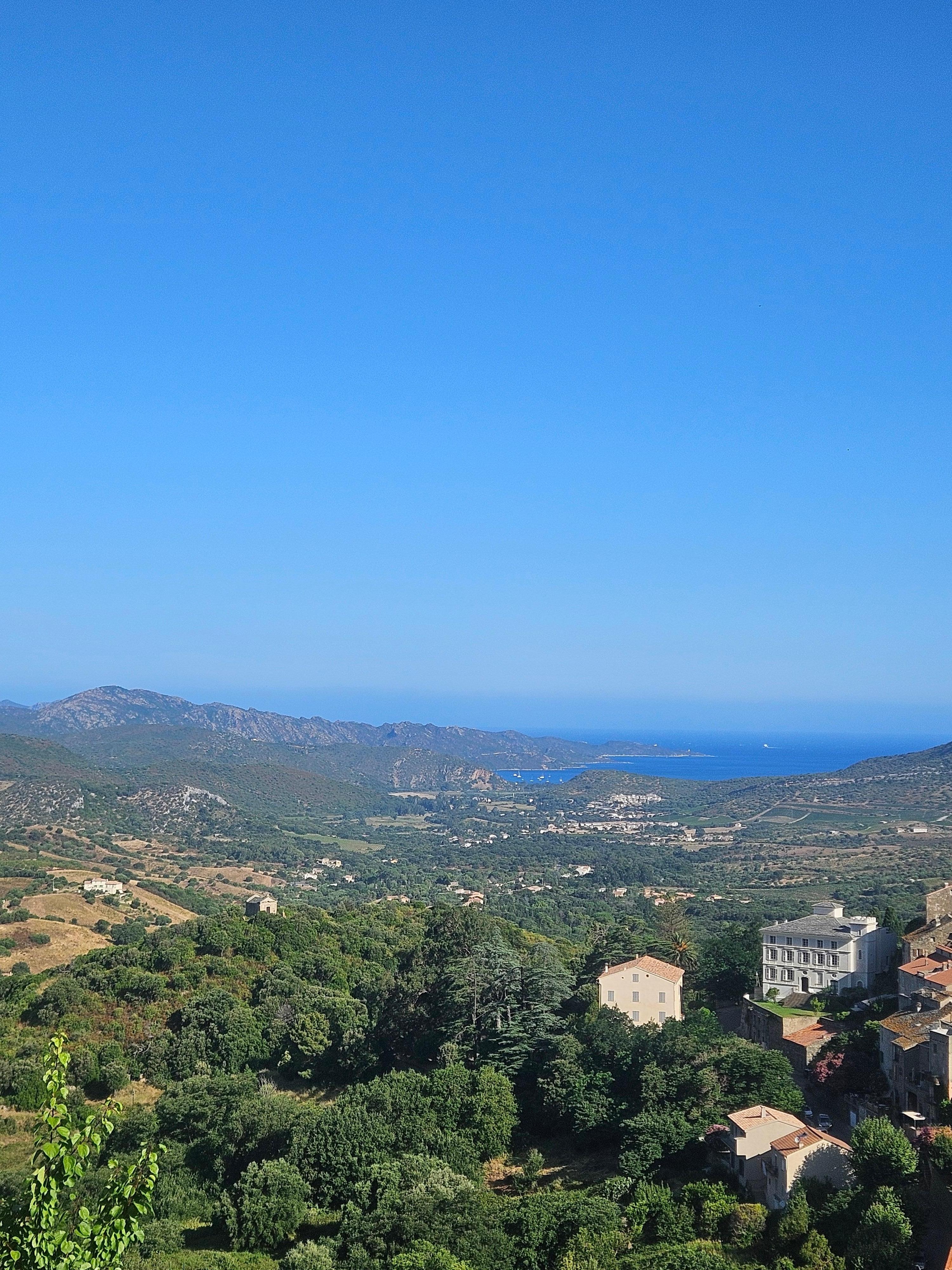 Vue de la terrasse extérieur, ideal pour y manger ou juste prendre le petit déjeuner !