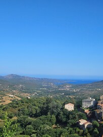 Vue de la terrasse extérieur, ideal pour y manger ou juste prendre le petit déjeuner !
